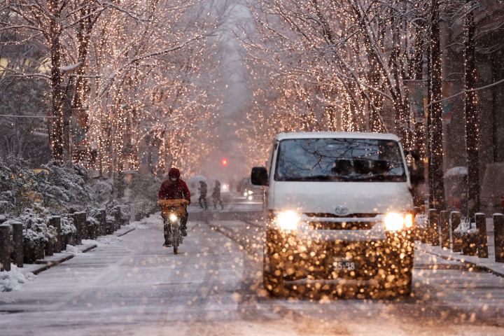 Heavy Snowfall Disrupts Transport in Japan as Weather Warning Issued